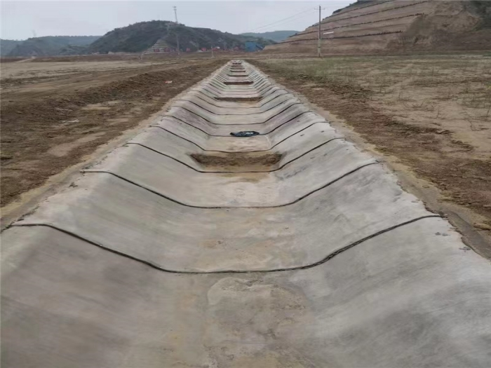 水泥毯在排水溝與灌溉渠工程中的應用 快速硬化防滲施工詳解
