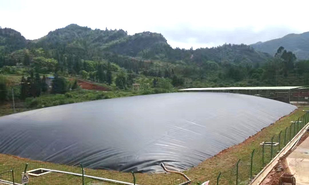 規模化肉牛養殖場黑膜沼氣池防滲一體化施工案例