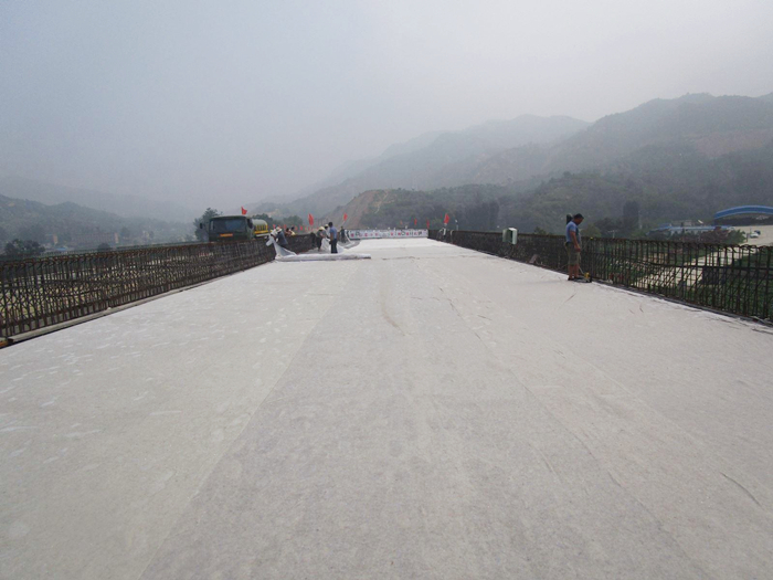 鄉村公路拓寬改造推進：長短絲土工布發揮路基隔離過濾作用
